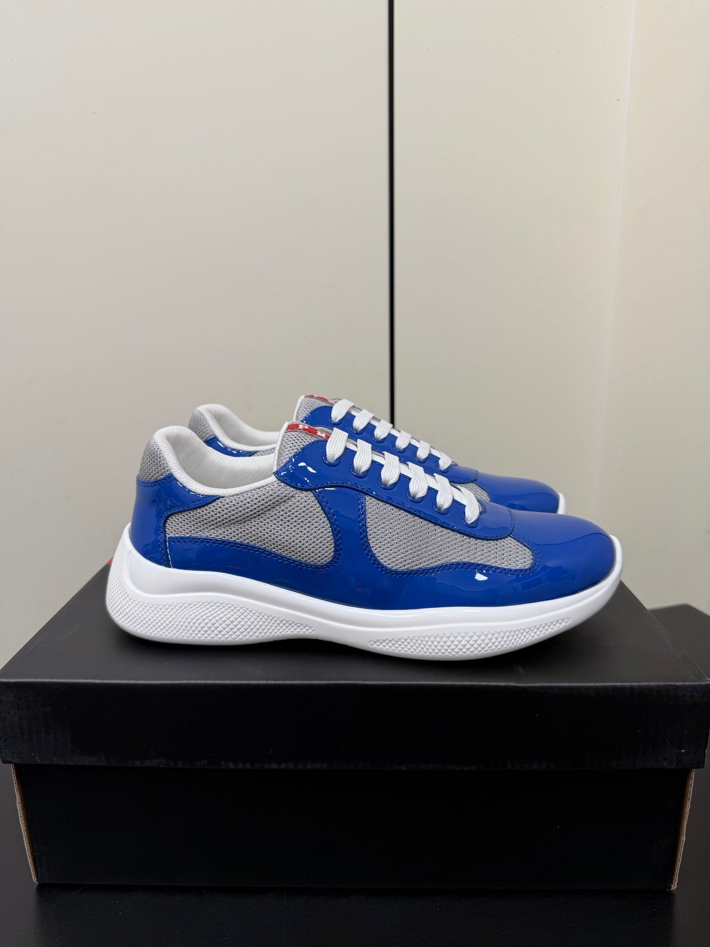 PRADA 26S SNEAKERS IN DARK BLUE PATENT CALFSKIN AND WHITE MESH