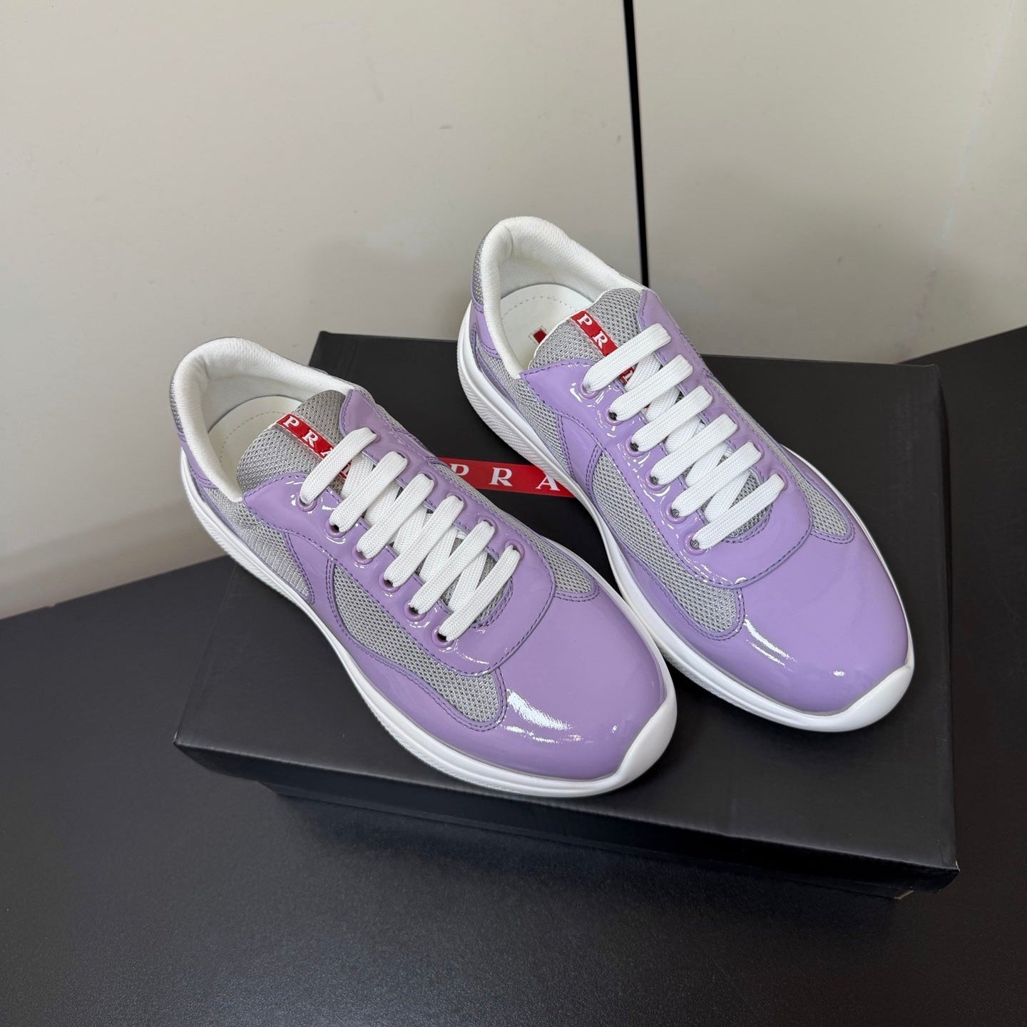 PRADA 26S SNEAKERS IN LIGHT PLUM PATENT CALFSKIN AND WHITE MESH