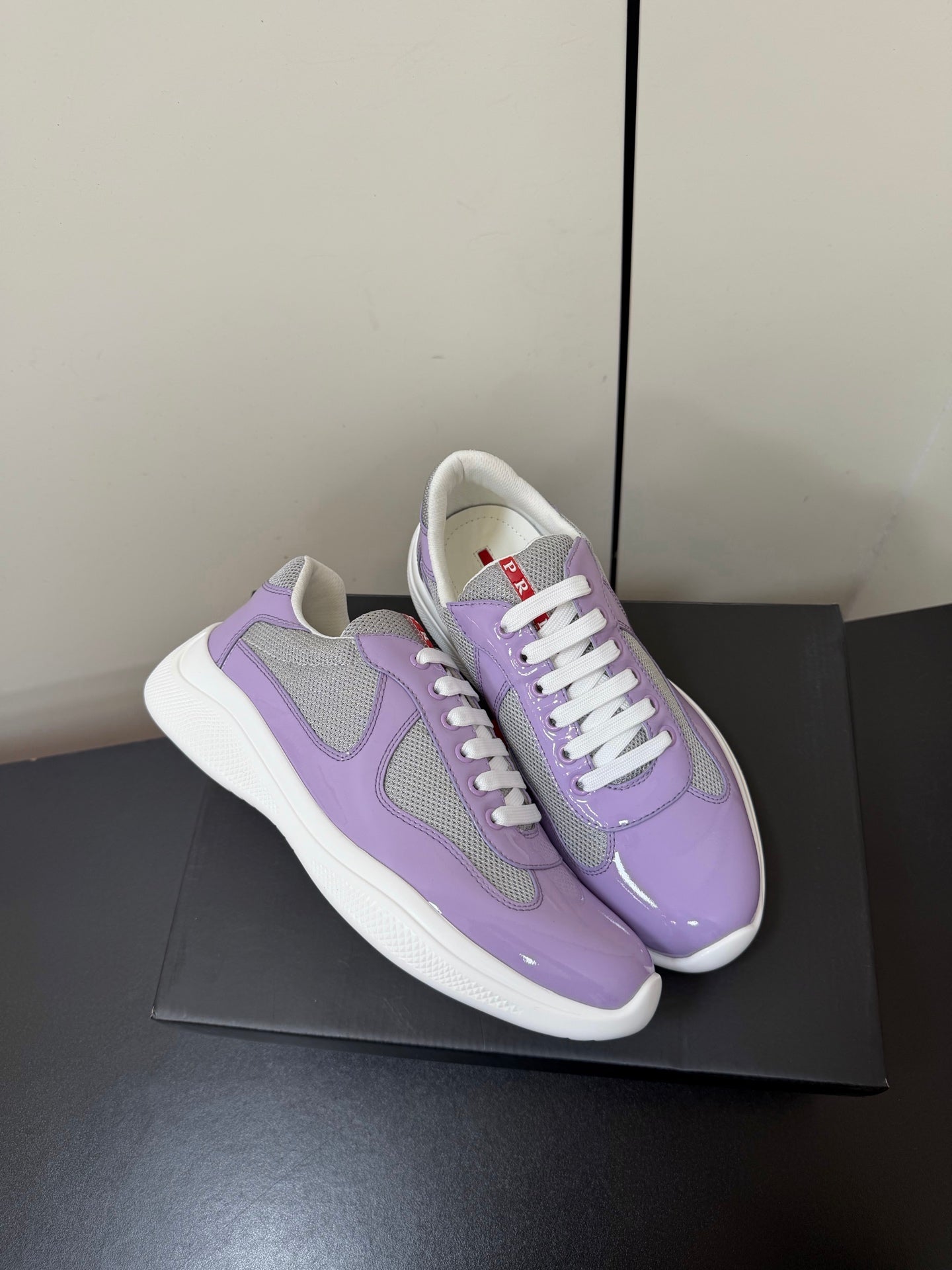 PRADA 26S SNEAKERS IN LIGHT PLUM PATENT CALFSKIN AND WHITE MESH