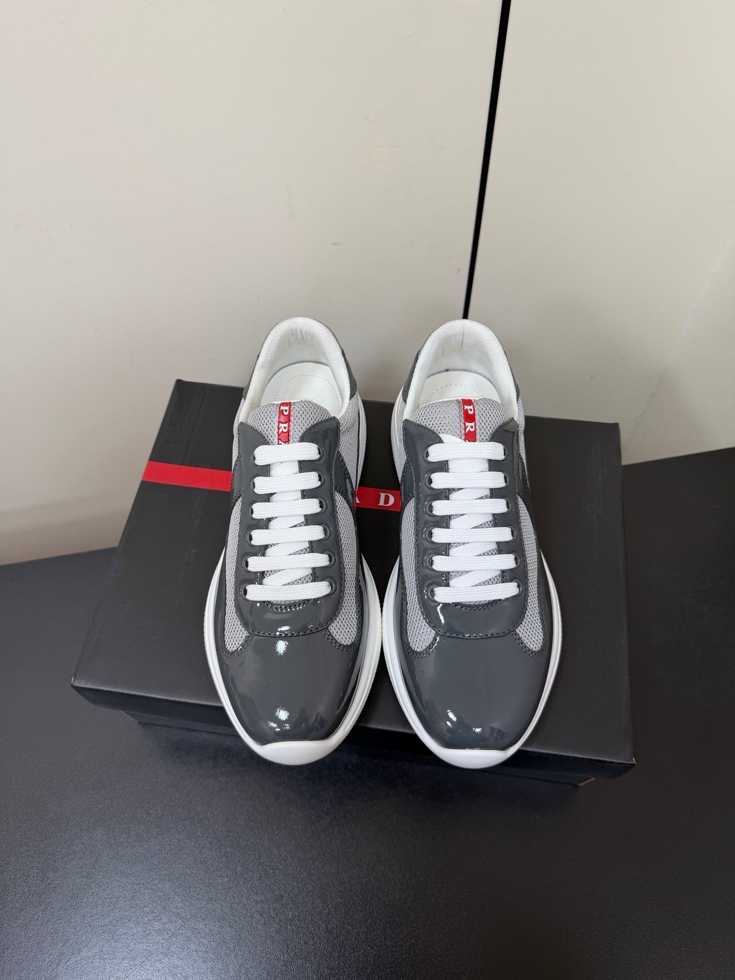 PRADA 26S SNEAKERS IN GRAY PATENT CALFSKIN AND WHITE MESH