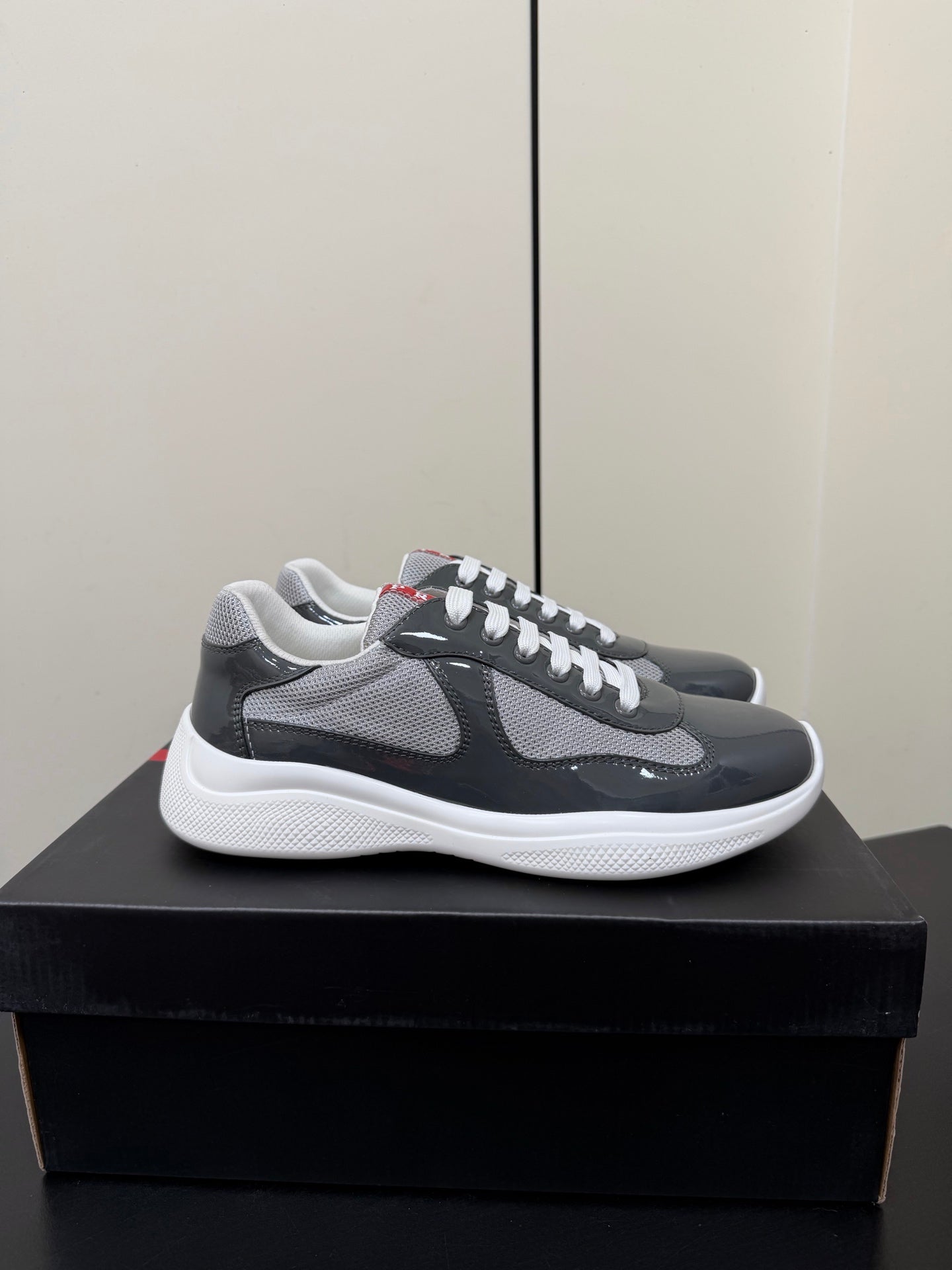 PRADA 26S SNEAKERS IN GRAY PATENT CALFSKIN AND WHITE MESH