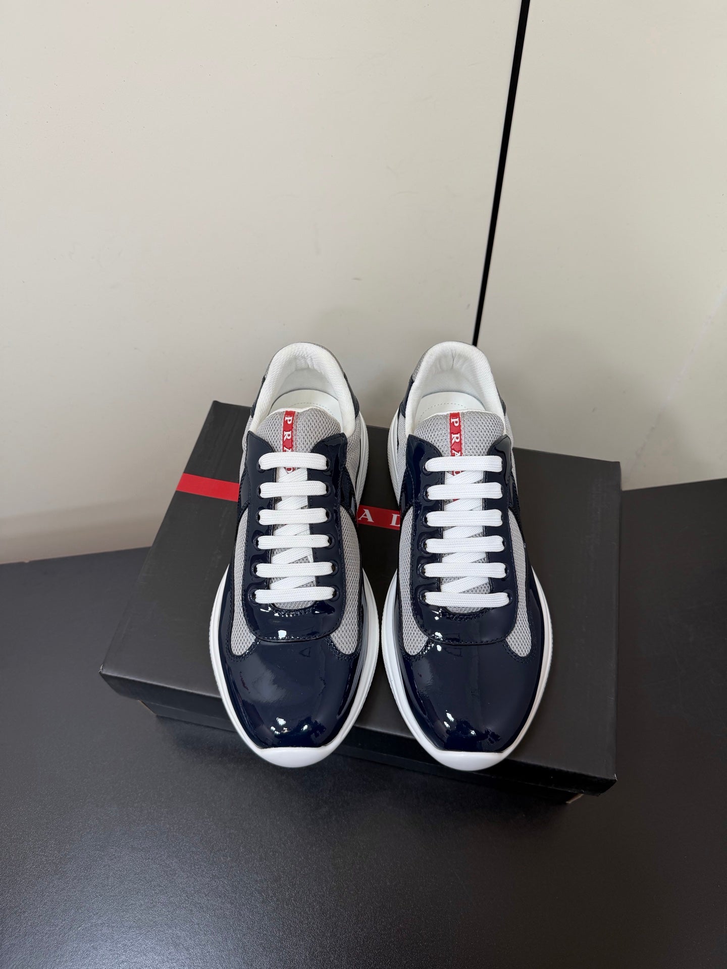 PRADA 26S SNEAKERS IN NAVY BLUE PATENT CALFSKIN AND WHITE MESH