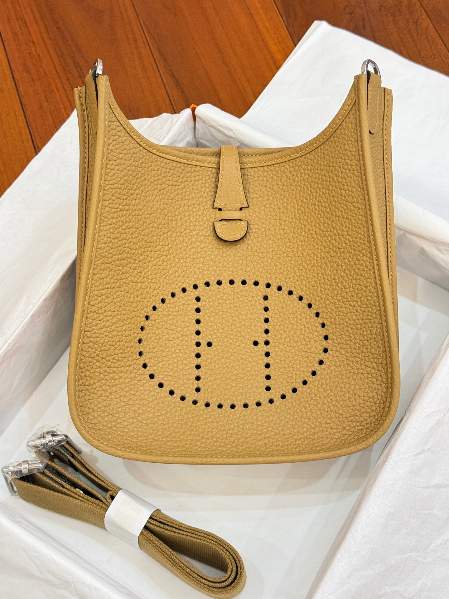 HM 26S EVELYNE BAG 23MM IN GOLDEN BROWN GRAINED CALFSKIN