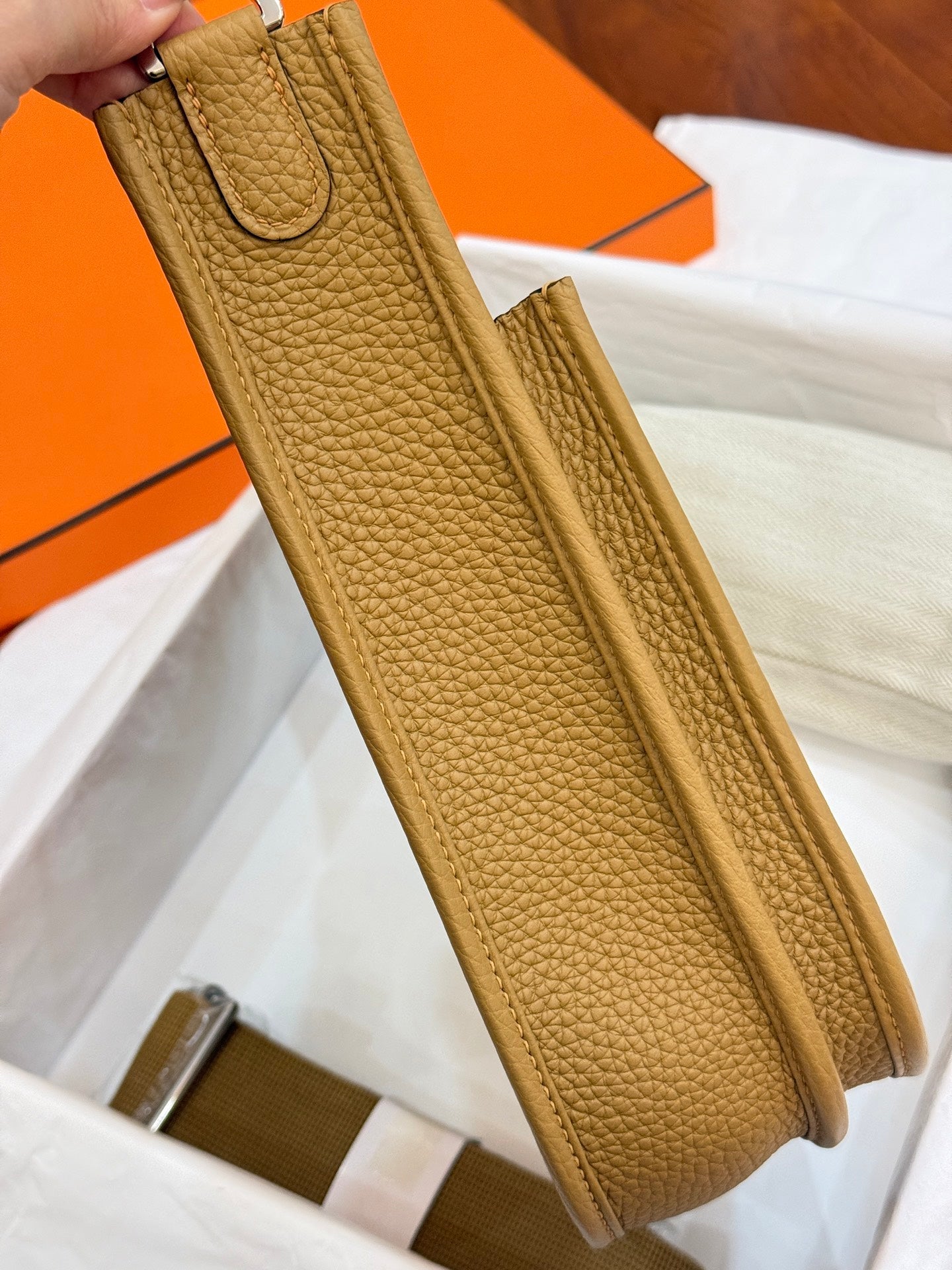 HM 26S EVELYNE BAG 23MM IN GOLDEN BROWN GRAINED CALFSKIN