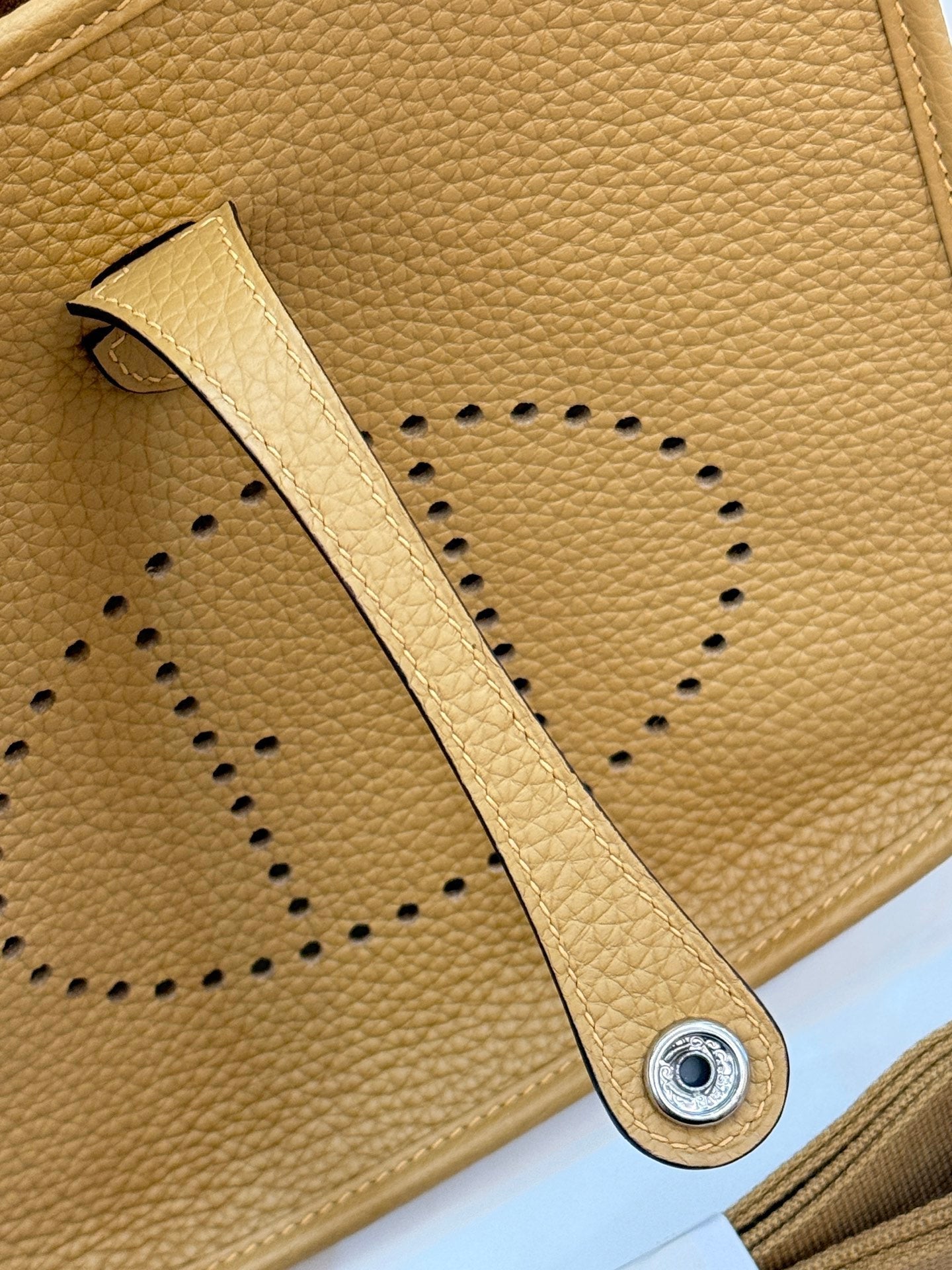 HM 26S EVELYNE BAG 23MM IN GOLDEN BROWN GRAINED CALFSKIN