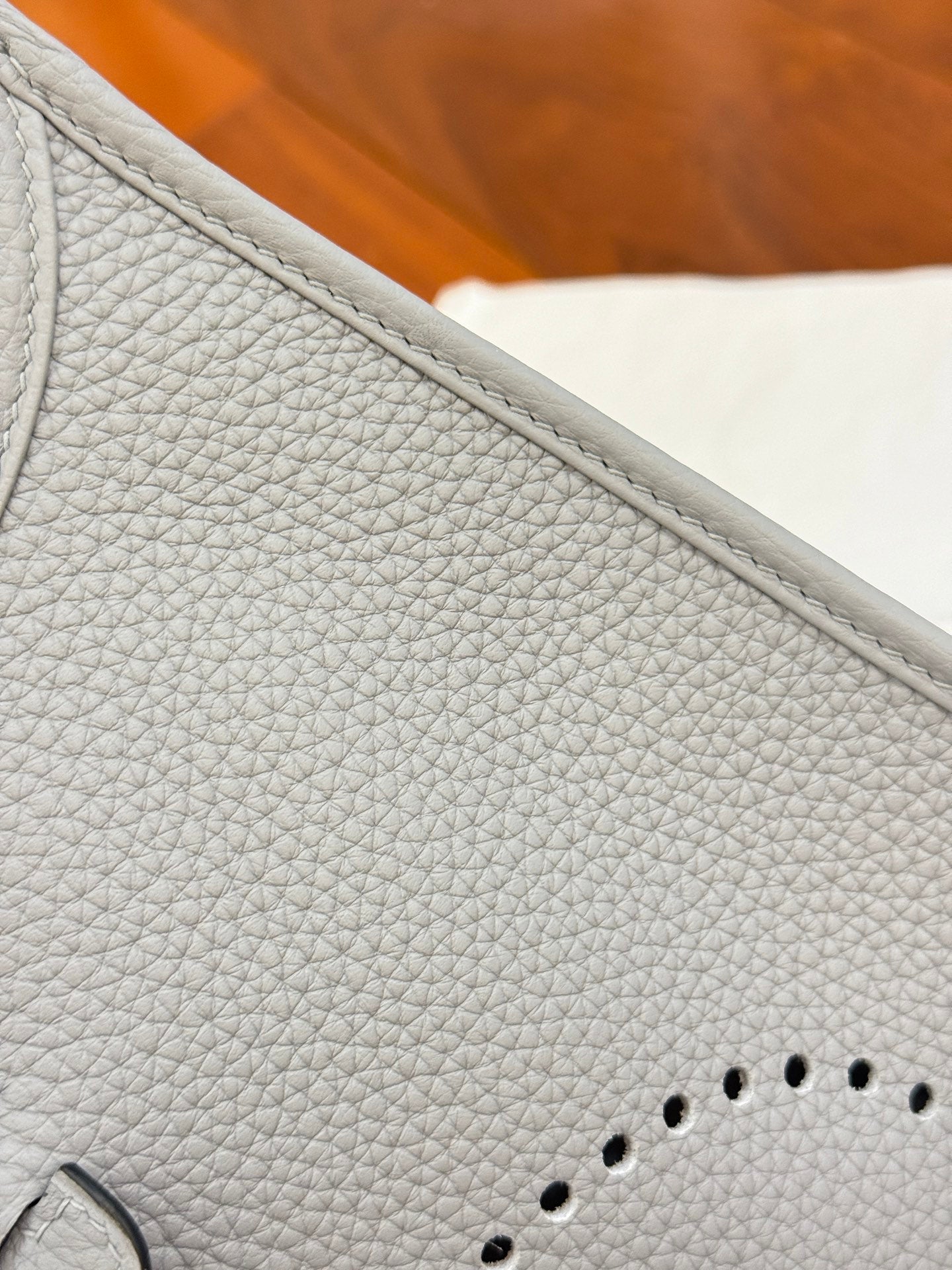 HM 26S EVELYNE BAG 23MM IN LIGHT GRAY GRAINED CALFSKIN