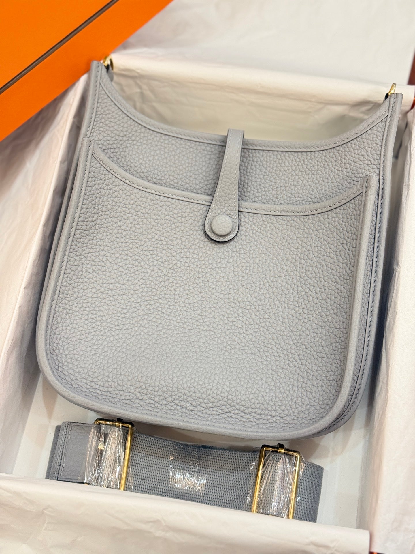 HM 26S EVELYNE BAG 23MM IN LIGHT GRAY GRAINED CALFSKIN
