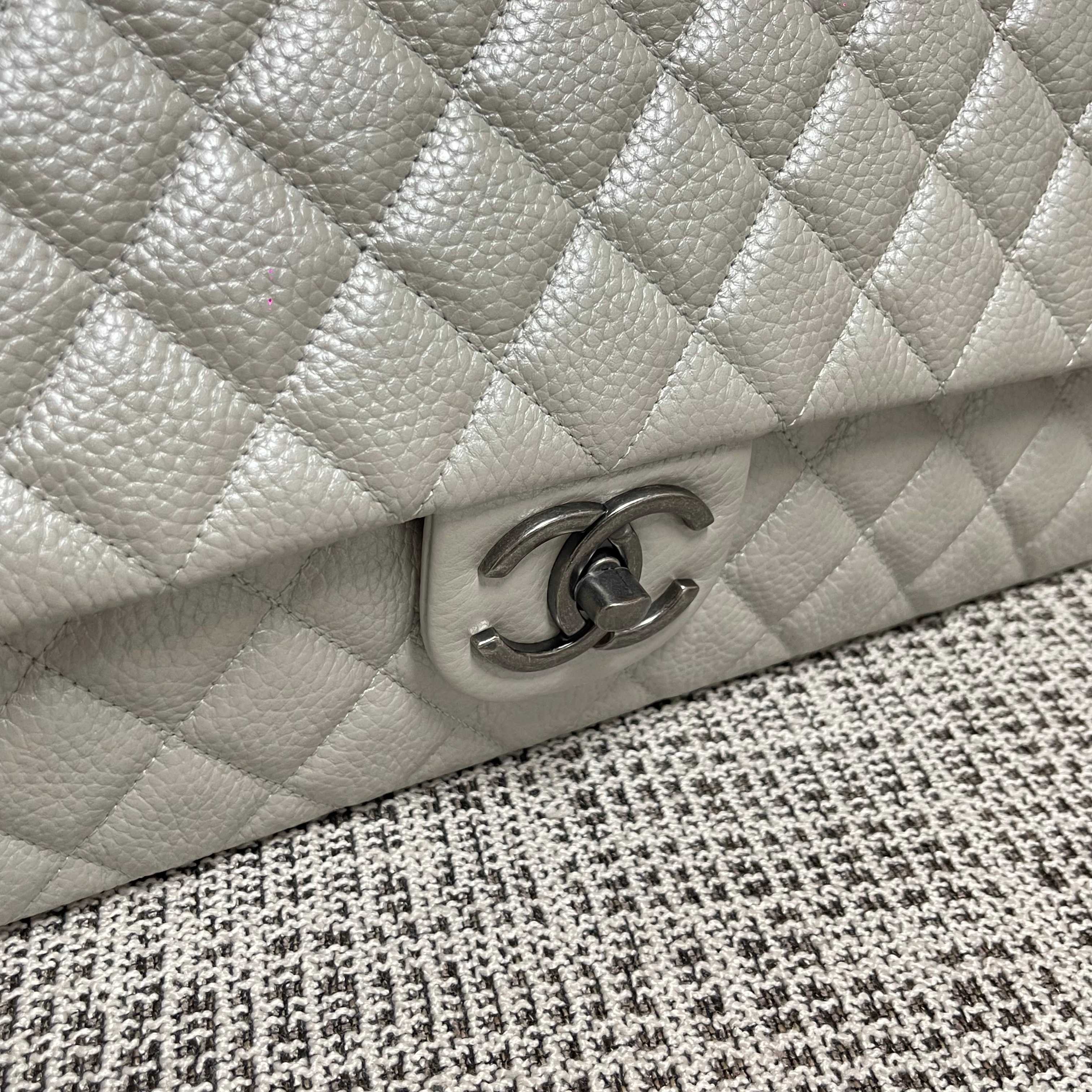 CHANEL 26S CLASSIC JUMBO FLAP BAG 46 IN LIGHT GREY CAVIAR CALFSKIN DARK SILVER HARDWARE