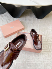 THONG SANDALS IN RED BROWN SHINY LAMBSKIN WITH SILVER BUCKLE