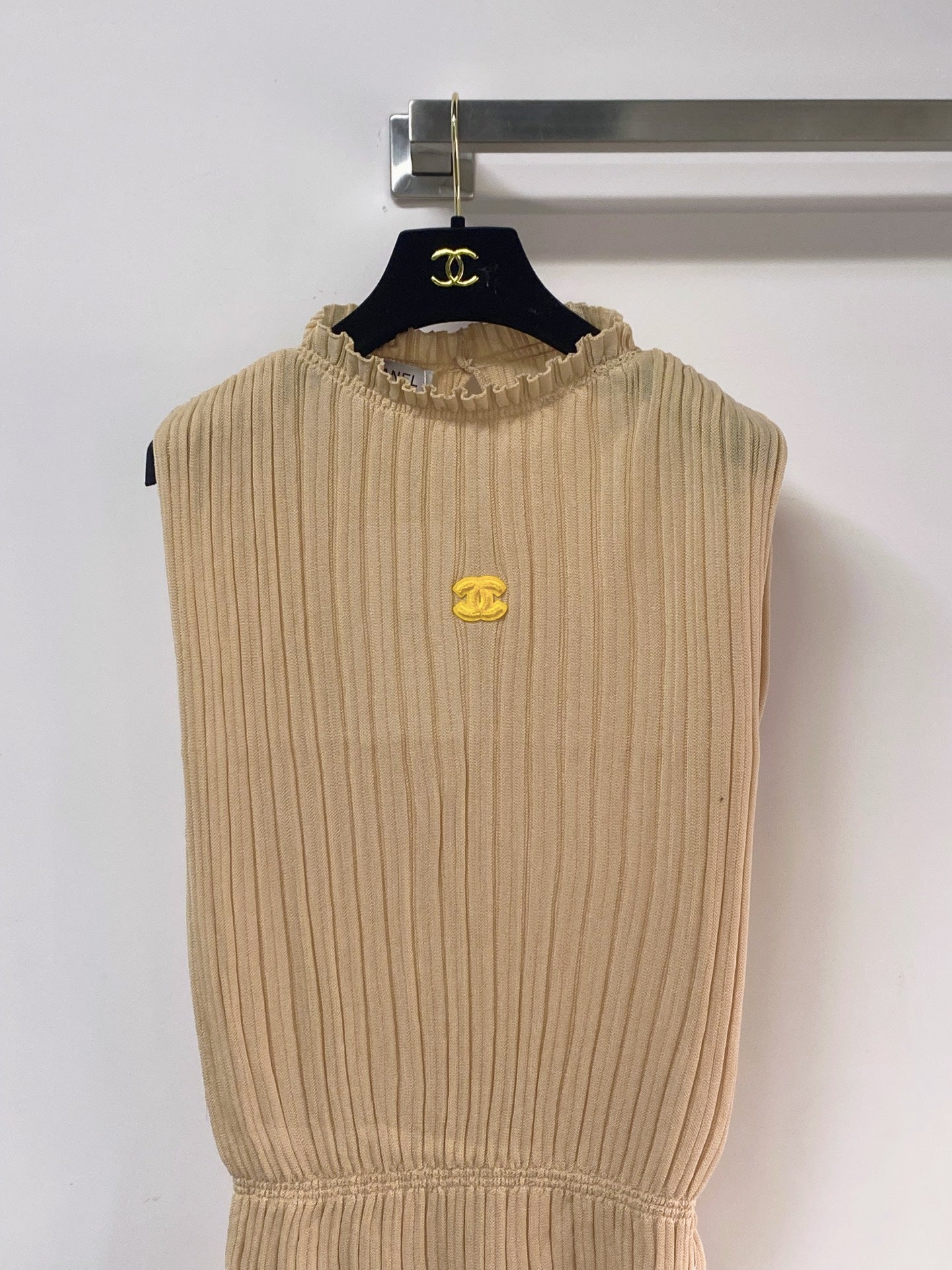 CHANEL 26S SLEEVELESS SHIRT STYLE 1044