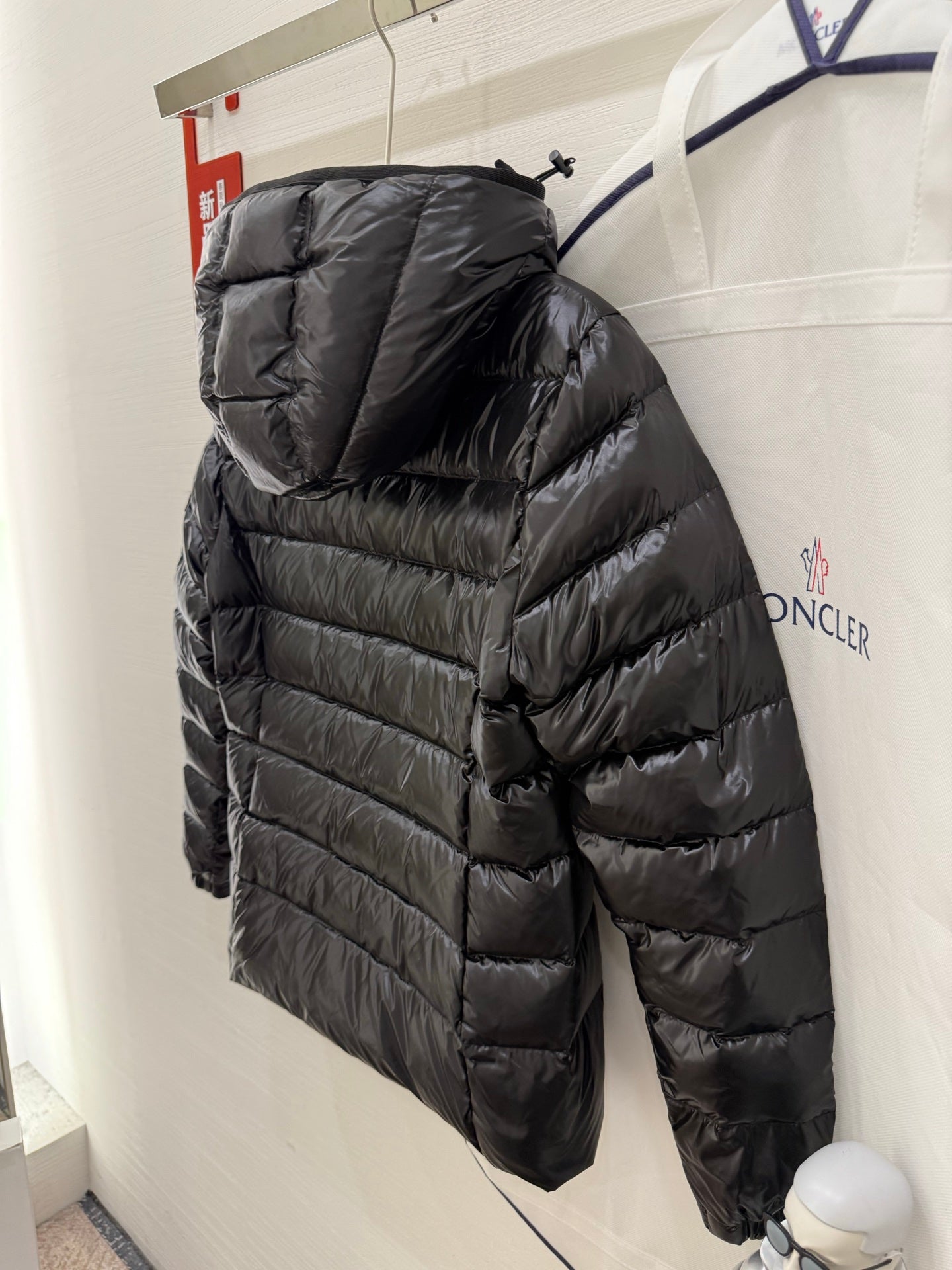 MONCLER 25S SHORT DOWN JACKET 326