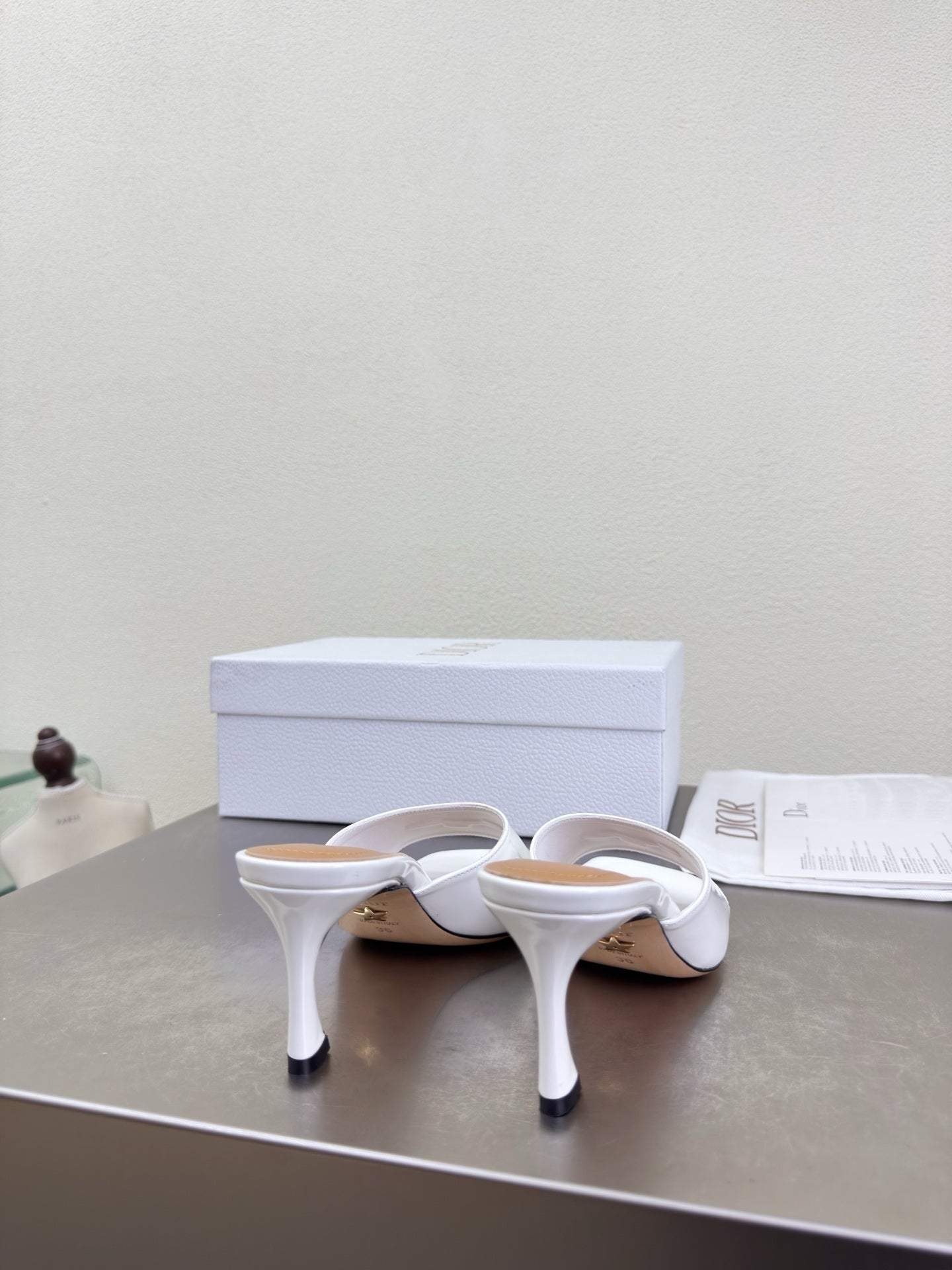 DIOR 26S KITTEN HEEL MULE SANDALS IN WHITE PATENT CALFSKIN WITH LOGO