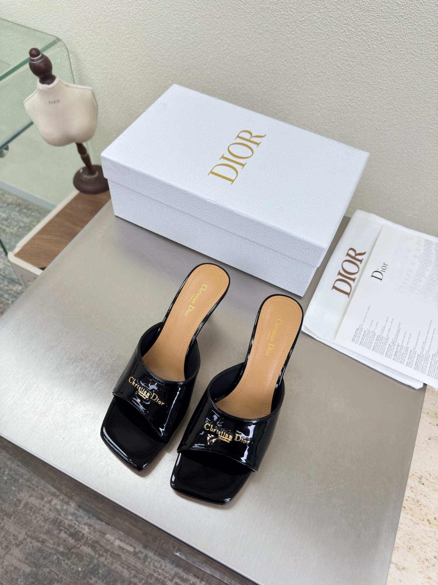 DIOR 26S KITTEN HEEL MULE SANDALS IN BLACK PATENT CALFSKIN WITH LOGO
