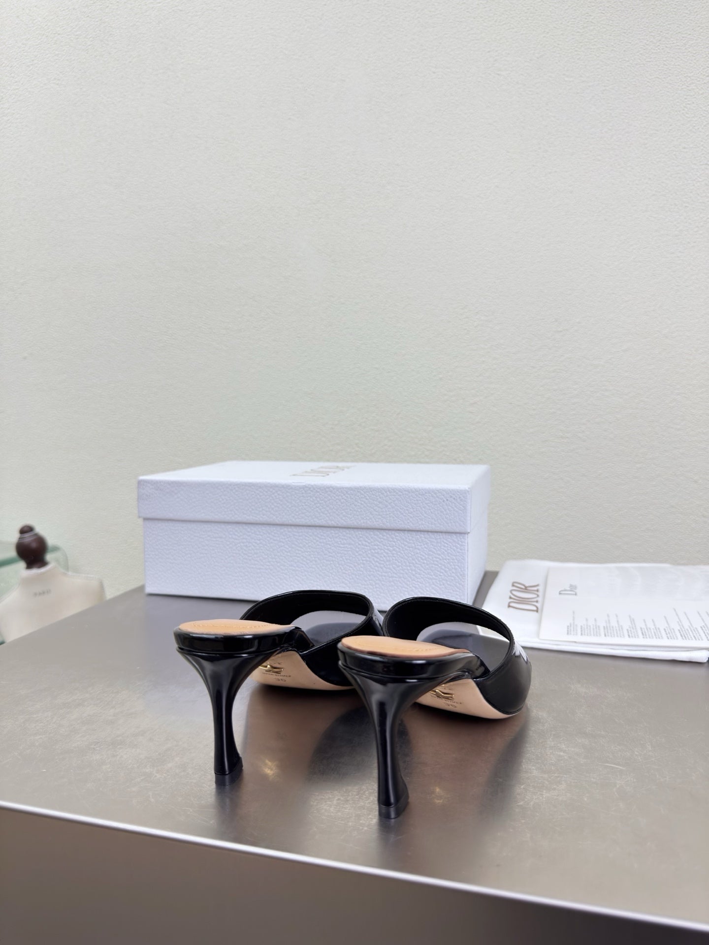 DIOR 26S KITTEN HEEL MULE SANDALS IN BLACK PATENT CALFSKIN WITH LOGO