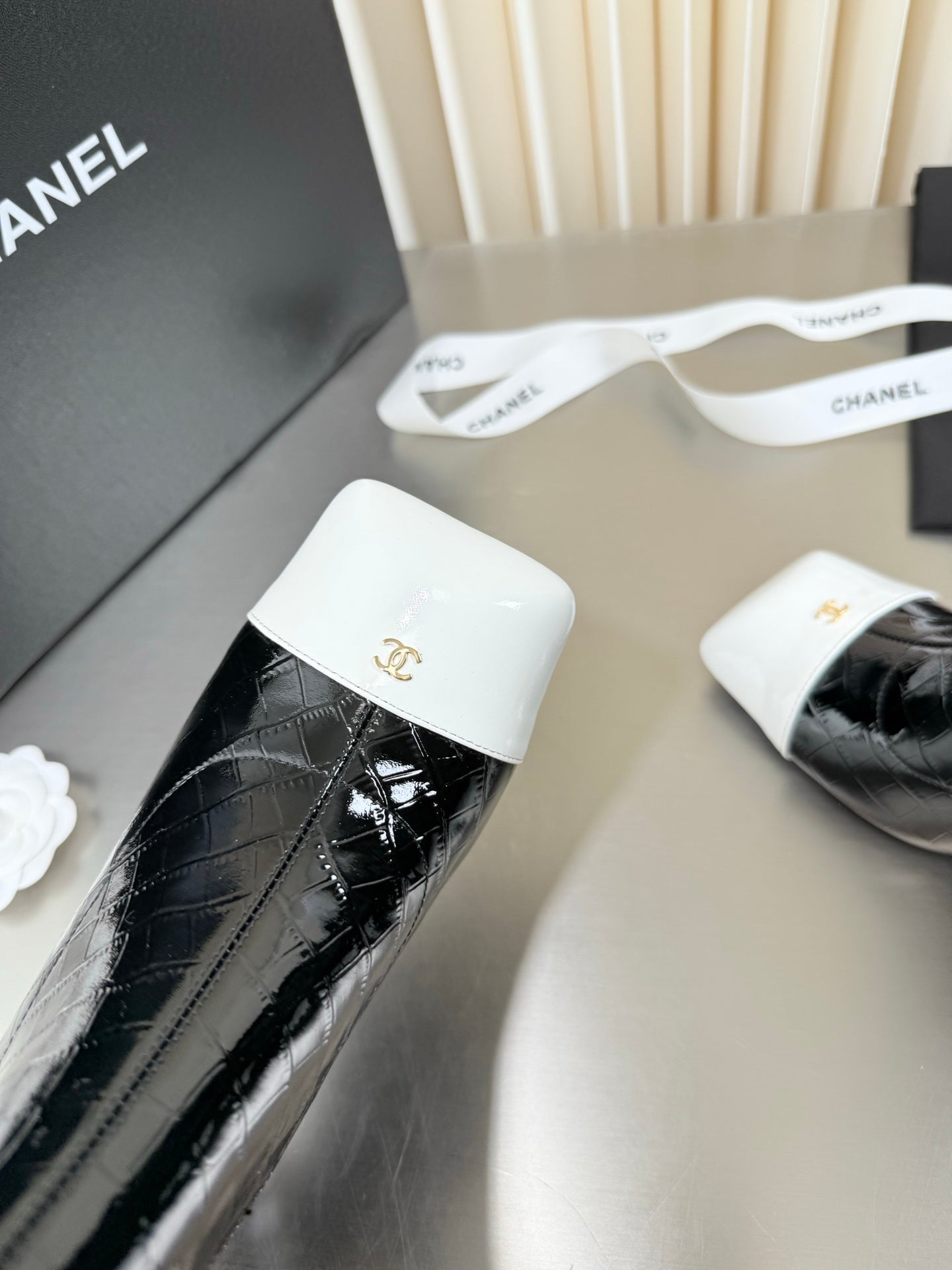 CHANEL 26S ZIPPER BOOTS 75 MM IN BLACK PATENT LEATHER CROCODILE EMBOSSED AND WHITE CALFSKIN