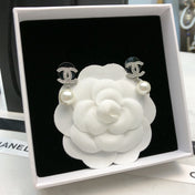 CHANEL 26S DOUBLE C LOGO PAVE CRYSTAL DROP EARRINGS WITH PEARL IN SILVER METAL 6333327