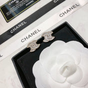 CHANEL 26S DOUBLE C LOGO BAGUETTE & PAVE CRYSTAL STUD EARRINGS IN SILVER METAL 631077