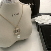 CHANEL 26S CHANEL CC LOGO PEARL EMBELLISHED PENDANT NECKLACE WITH DROP PEARL IN GOLD METAL 633314