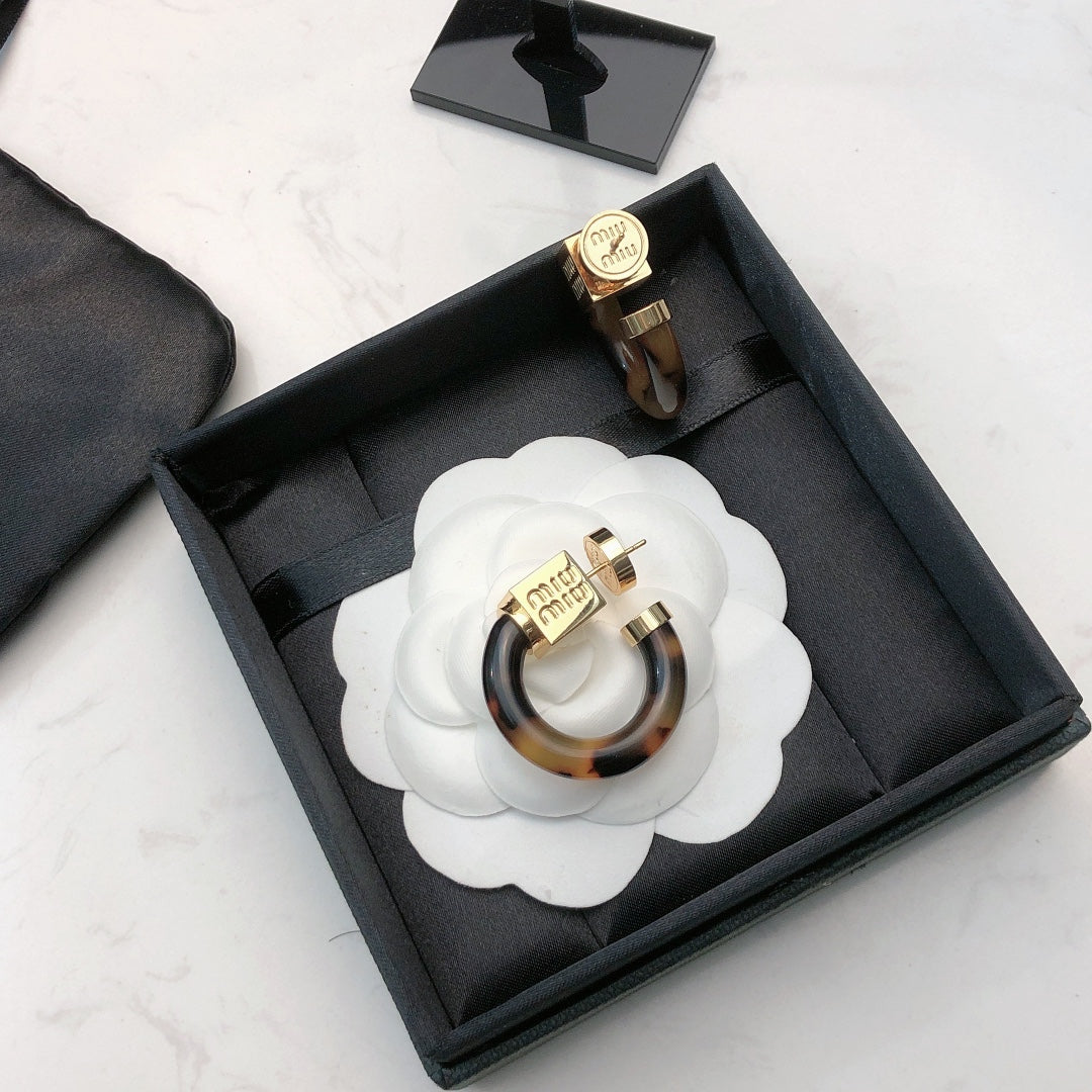 MIUMIU 26S TORTOISESHELL RESIN CURVED HOOP LOGO EARRINGS IN GOLD TONE METAL 615773