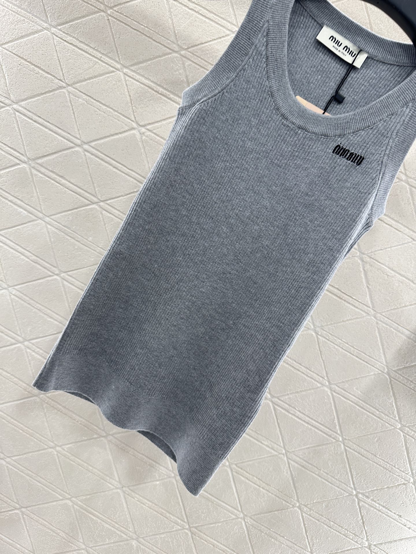 MIUMIU SLEEVELESS KNITTED SWEATER STYLE 114