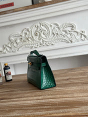 HM 26S KELLY MINI 22MM IN DARK GREEN CROC EMBOSSED CALFSKIN GOLD KELLY BUCKLE