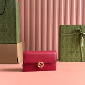 INTERLOCKING WOC 20 IN RED PEBBLED GRAINY CALFSKIN GOLD HARDWARE