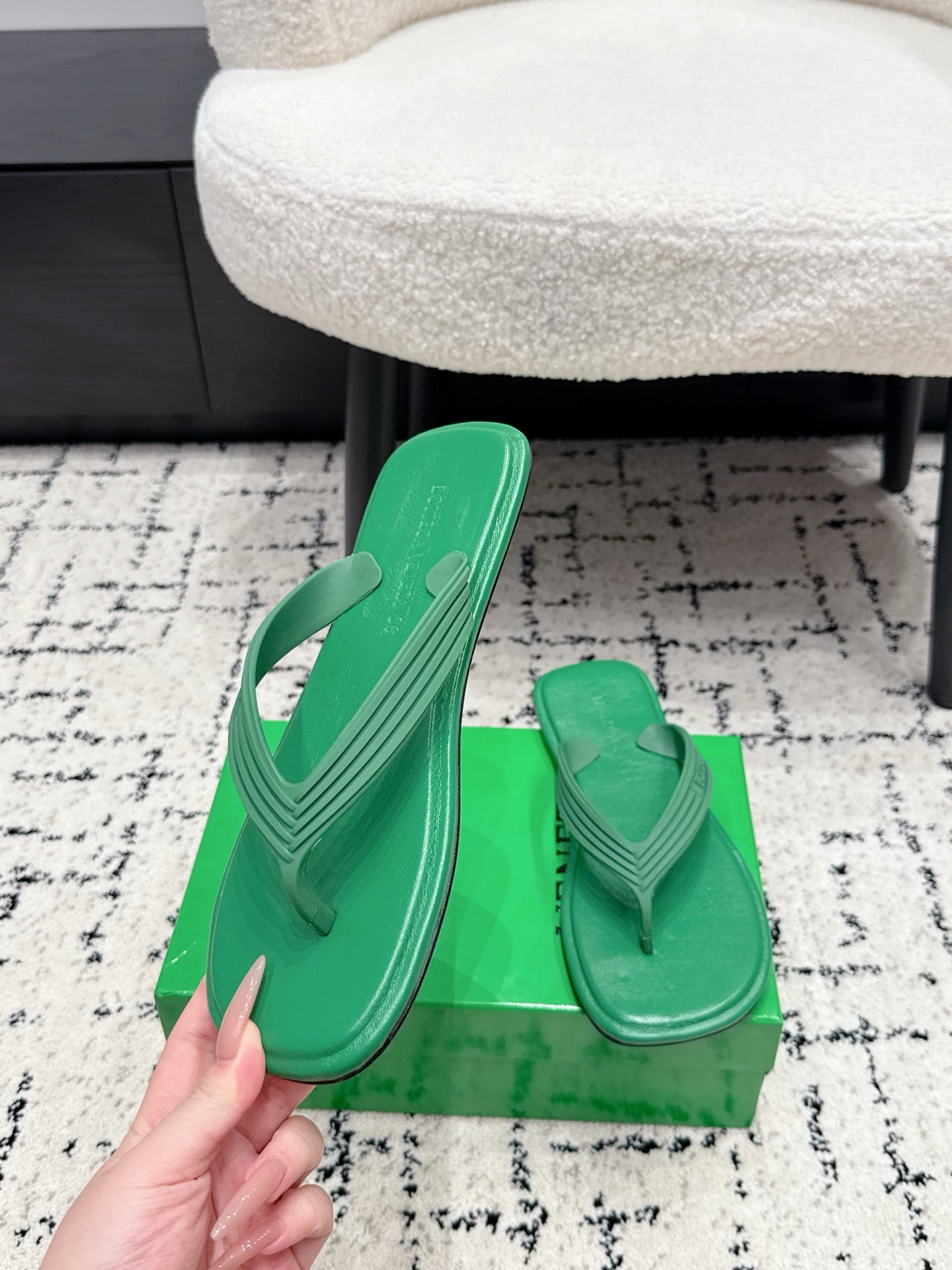 BOTTEGA VENETA 26S THONG SANDALS IN GREEN TPU