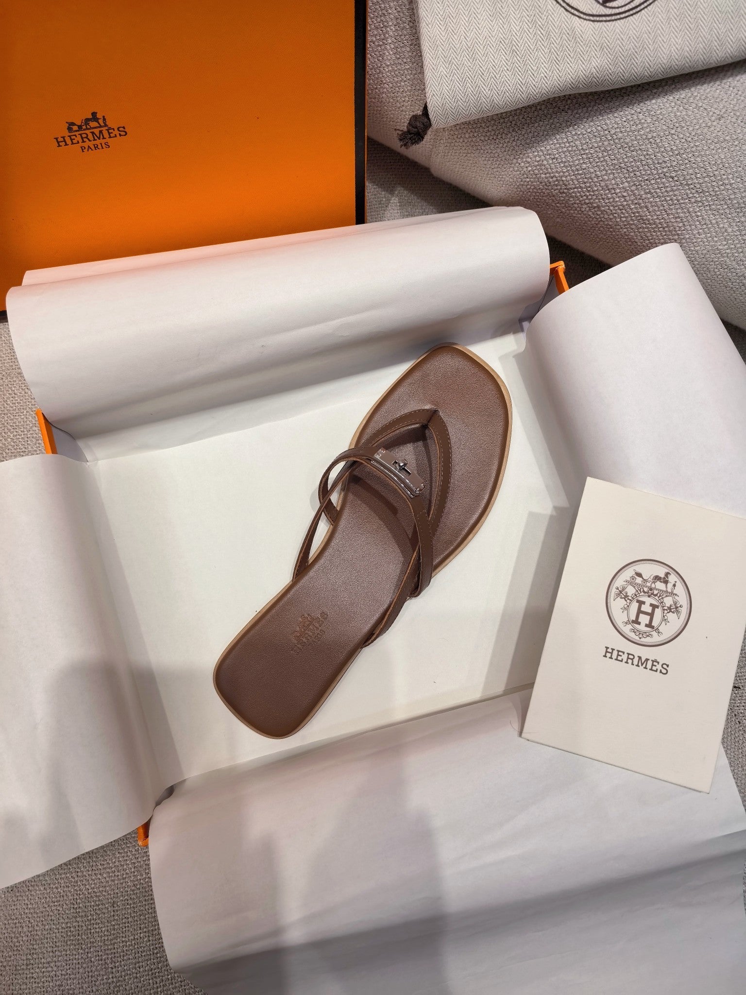 HM 26S KELLY BUCKLE THONG SANDALS IN BROWN CALFSKIN SILVER HARDWARE