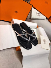HM 26S KELLY BUCKLE THONG SANDALS IN BLACK CALFSKIN SILVER METALLIC STRAP