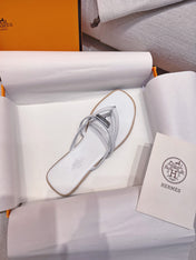 HM 26S KELLY BUCKLE THONG SANDALS IN WHITE CALFSKIN SILVER HARDWARE