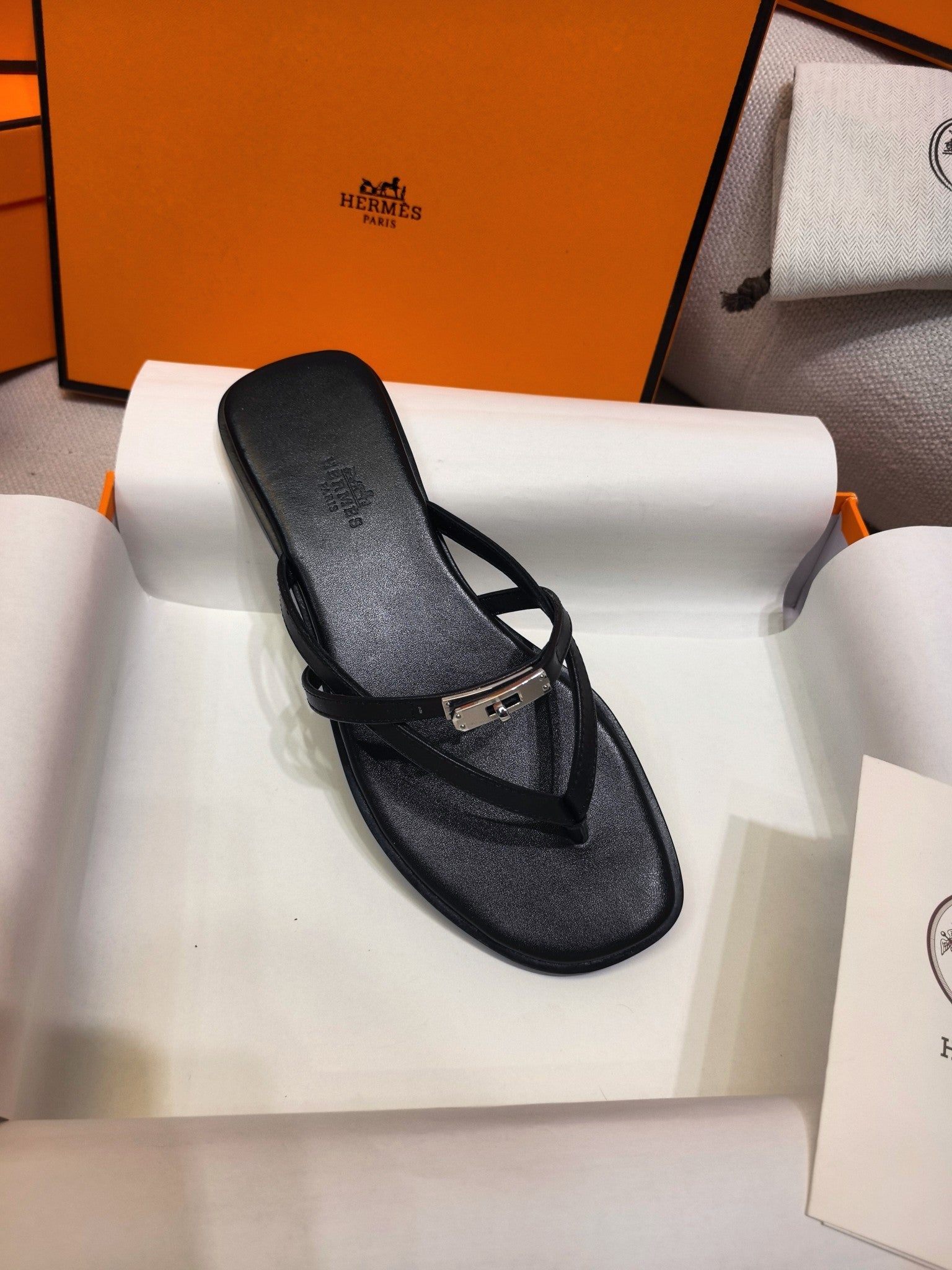 HM 26S KELLY BUCKLE THONG SANDALS IN BLACK CALFSKIN SILVER HARDWARE
