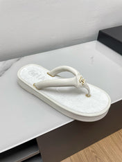 THONG SLIPPERS IN WHITE LAMBSKIN