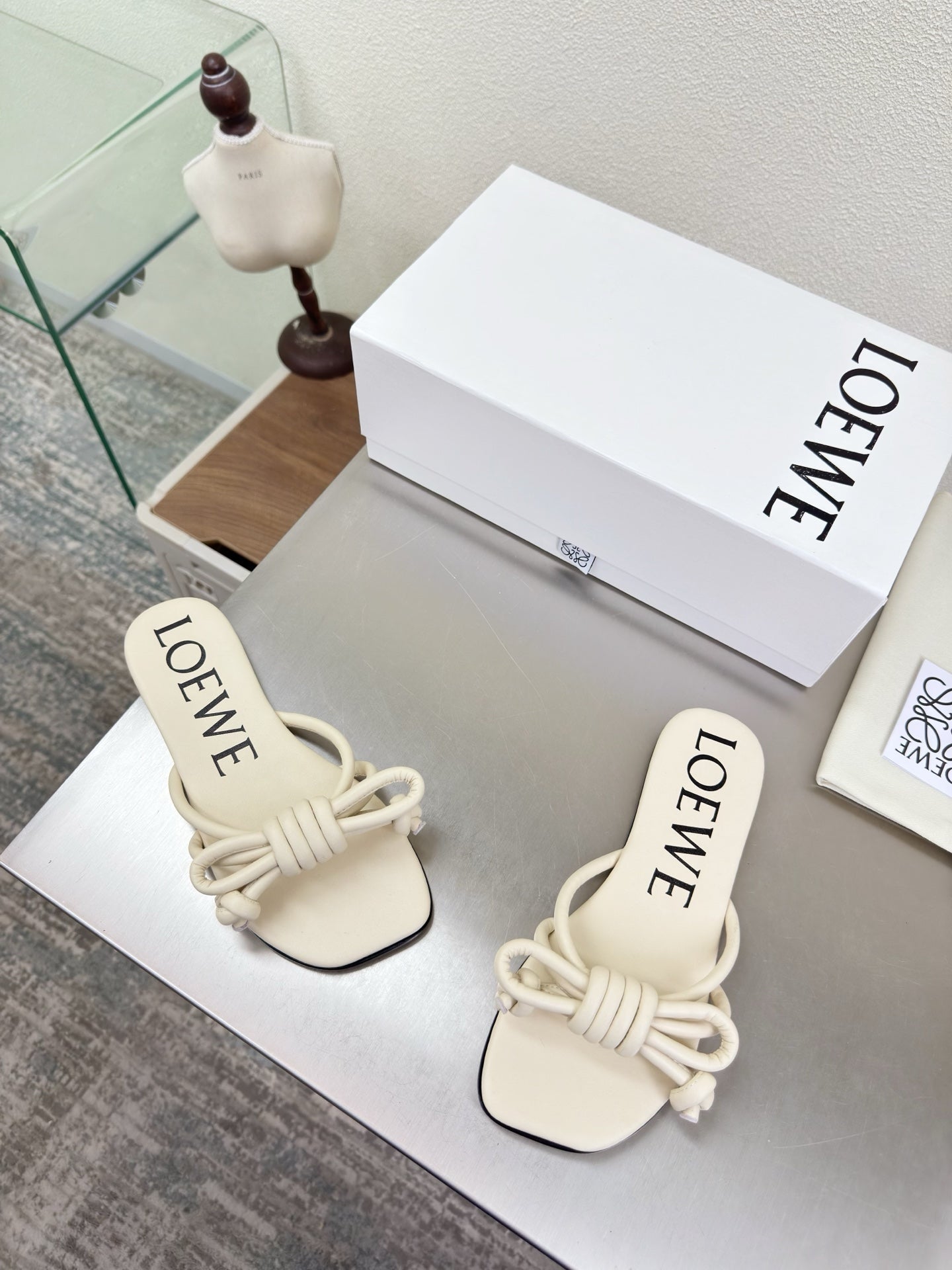 LOEWE 26S FLAMENCO KNOT SANDAL IN IVORY WHITE CALFSKIN