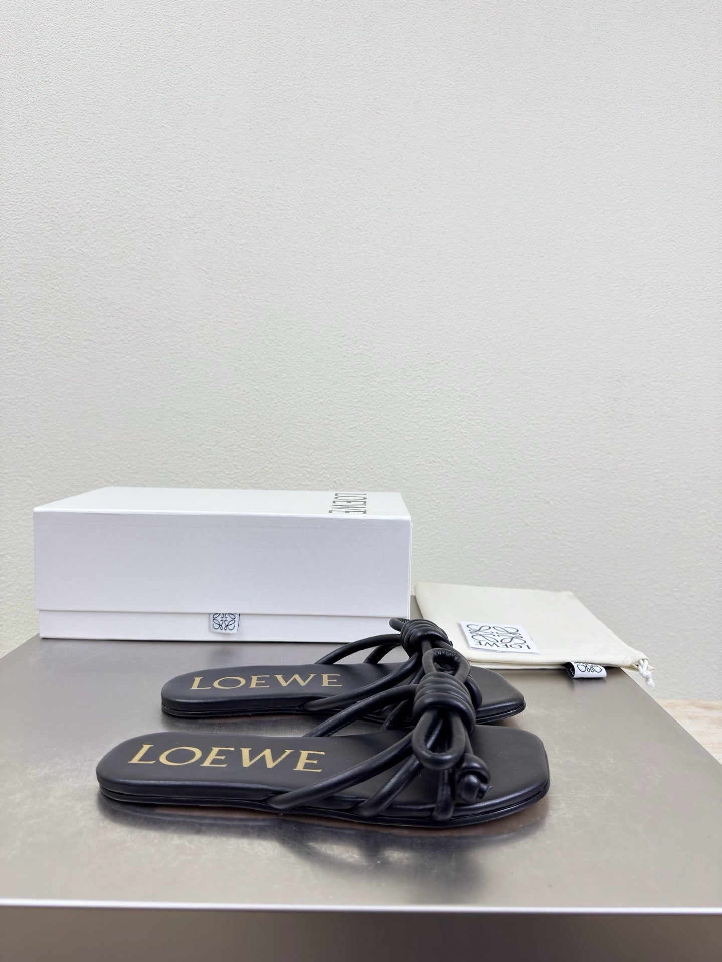 LOEWE 26S FLAMENCO KNOT SANDAL IN BLACK CALFSKIN