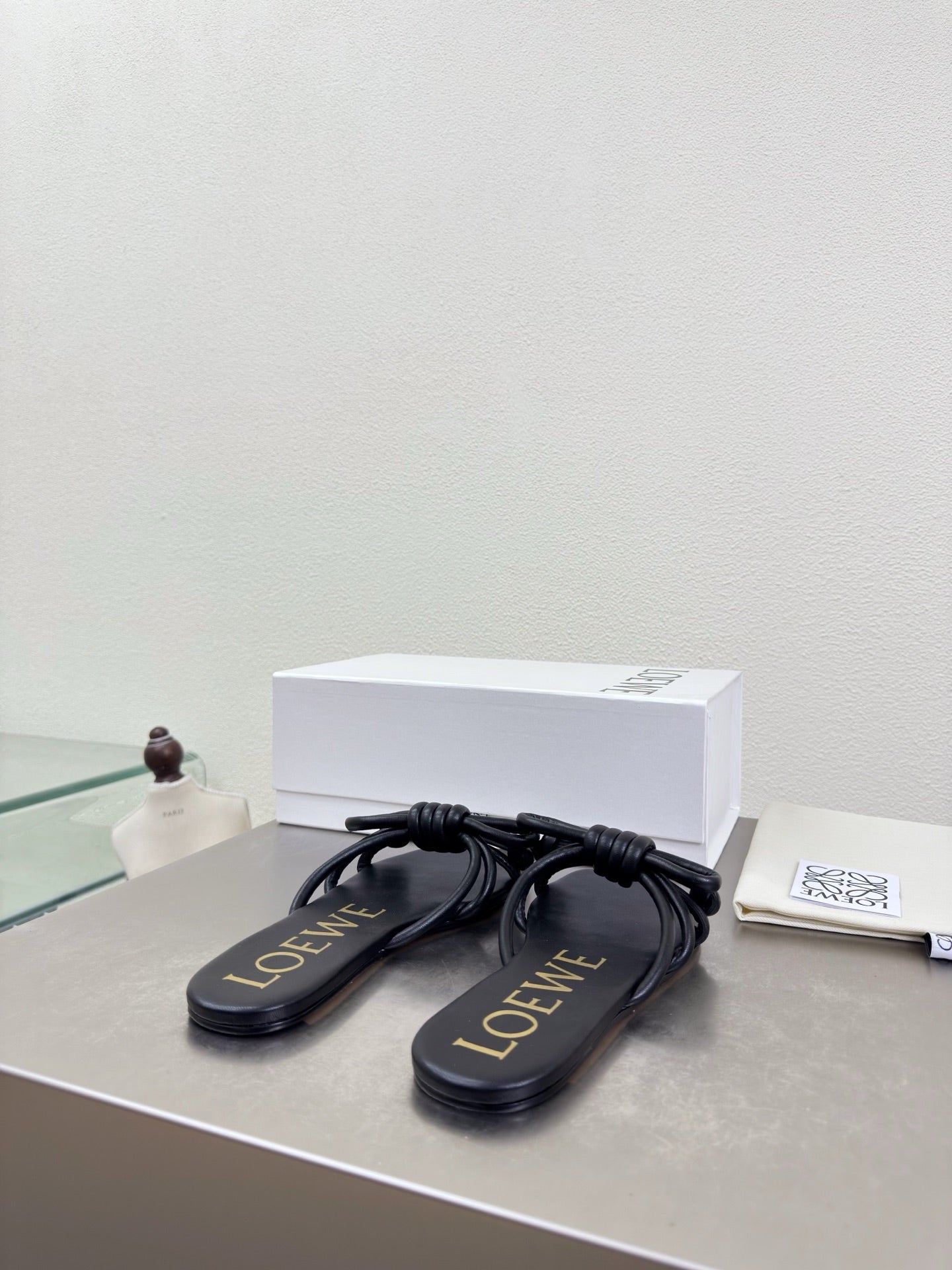 LOEWE 26S FLAMENCO KNOT SANDAL IN BLACK CALFSKIN