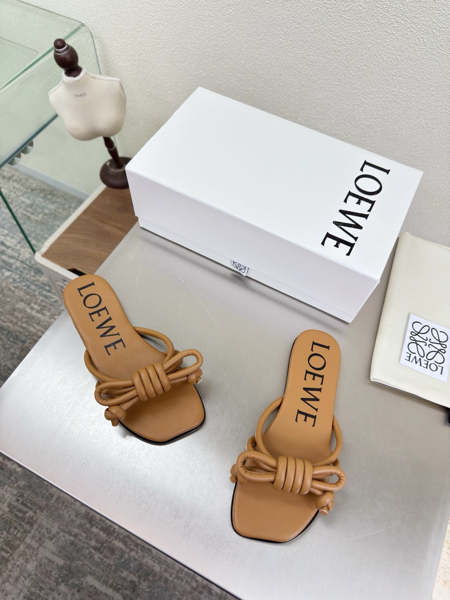 LOEWE 26S FLAMENCO KNOT SANDAL IN CAMEL BROWN CALFSKIN