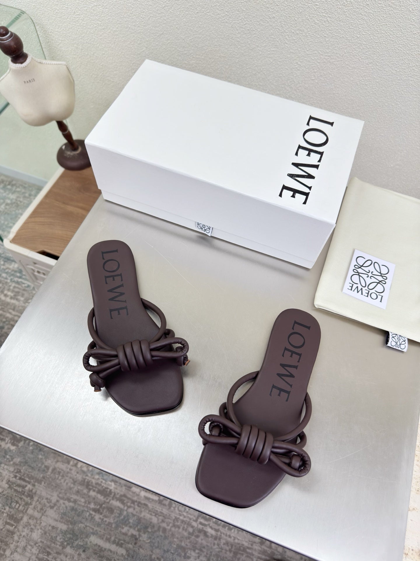 LOEWE 26S FLAMENCO KNOT SANDAL IN DARK BROWN CALFSKIN