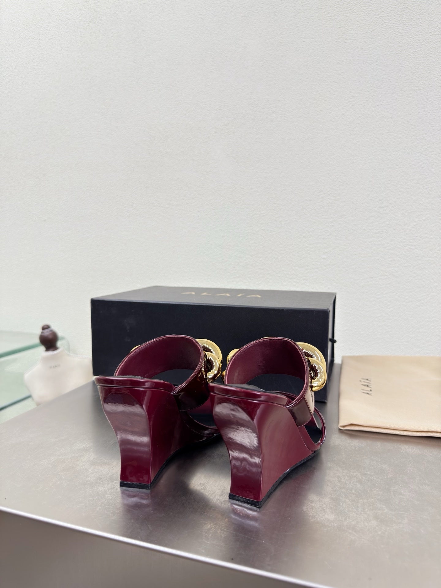 ALAIA 26S DOUBLE STRAP WEDGE SANDALS 110 MM IN DARK RED GLOSSY CALFSKIN WITH GOLD HARDWARE