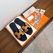 HM 26S ORAN SANDAL IN BLACK AND CARAMEL BROWN CALFSKIN