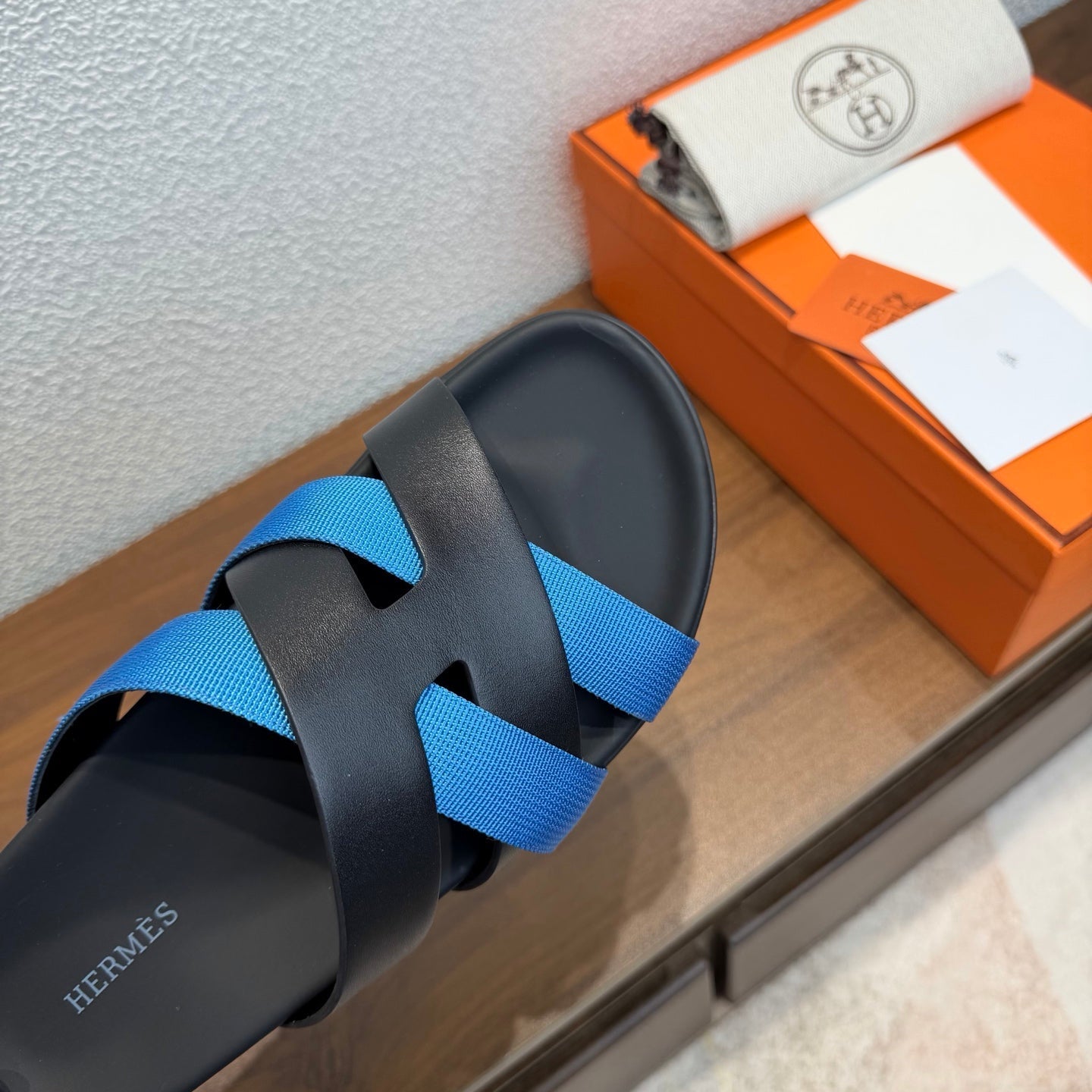 HM 26S KAZIMIR SANDAL IN BLACK CALFSKIN AND BLUE FABRIC