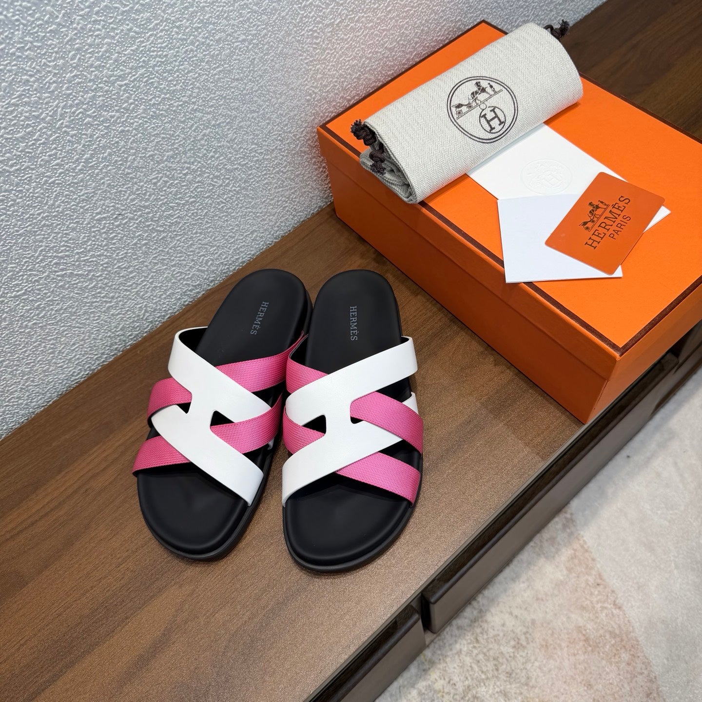 HM 26S KAZIMIR SANDAL IN WHITE CALFSKIN AND DARK PINK FABRIC