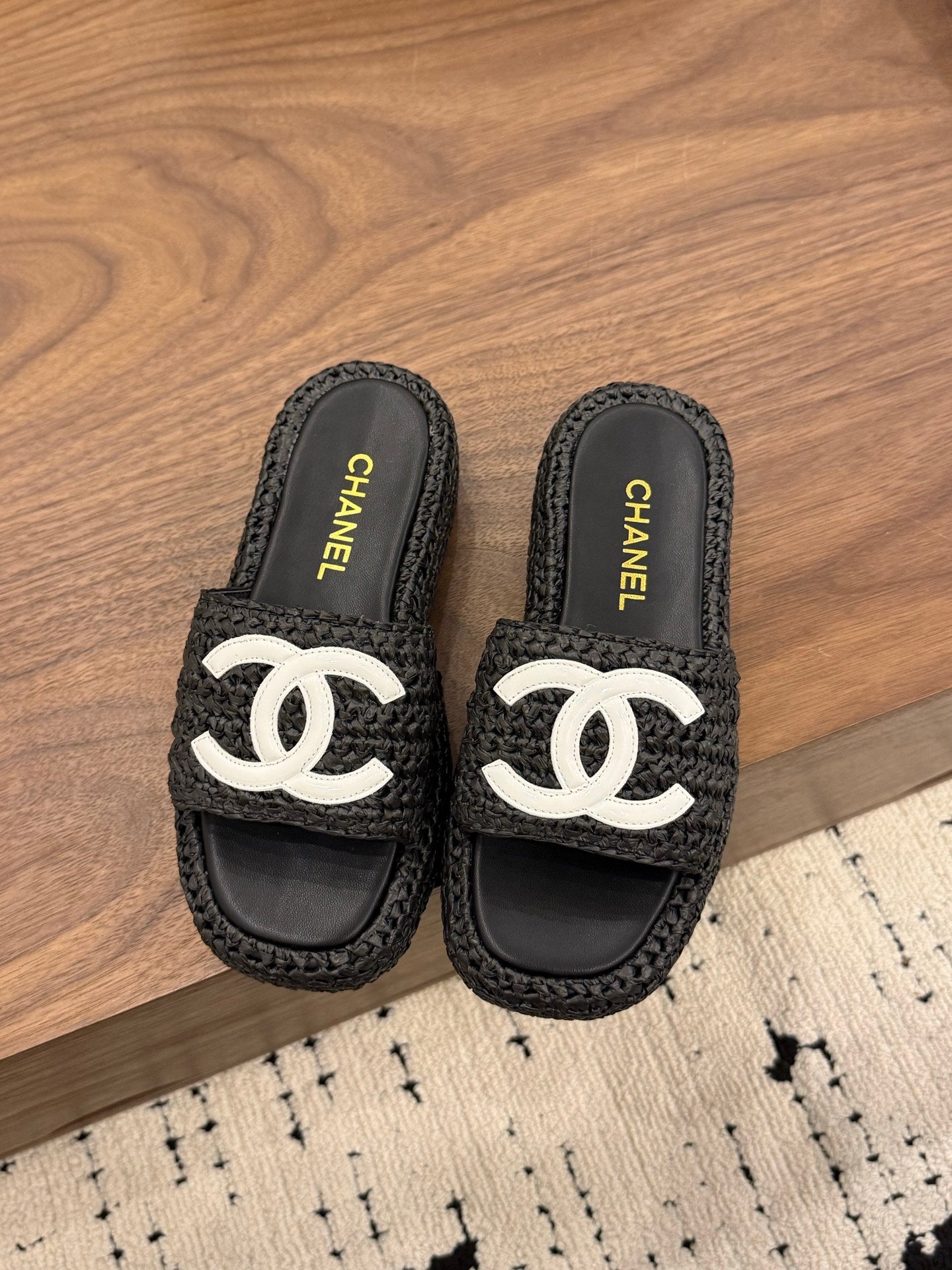 CHANEL 26S PLATFORM SLIDES 40 MM IN BLACK WOVEN RAFFIA