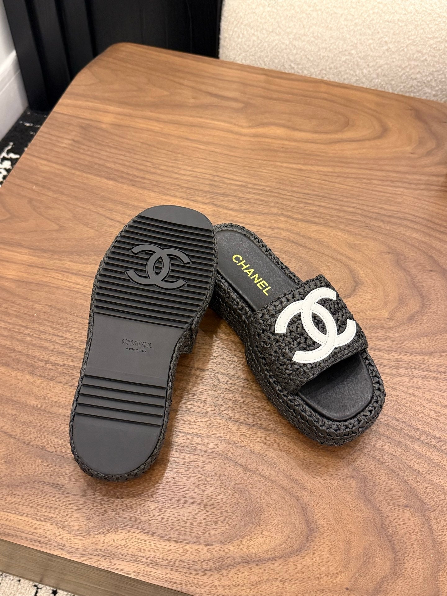 CHANEL 26S PLATFORM SLIDES 40 MM IN BLACK WOVEN RAFFIA
