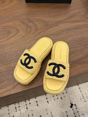CHANEL 26S PLATFORM SLIDES 40 MM IN PASTEL YELLOW WOVEN RAFFIA