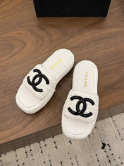 CHANEL 26S PLATFORM SLIDES 40 MM IN WHITE WOVEN RAFFIA