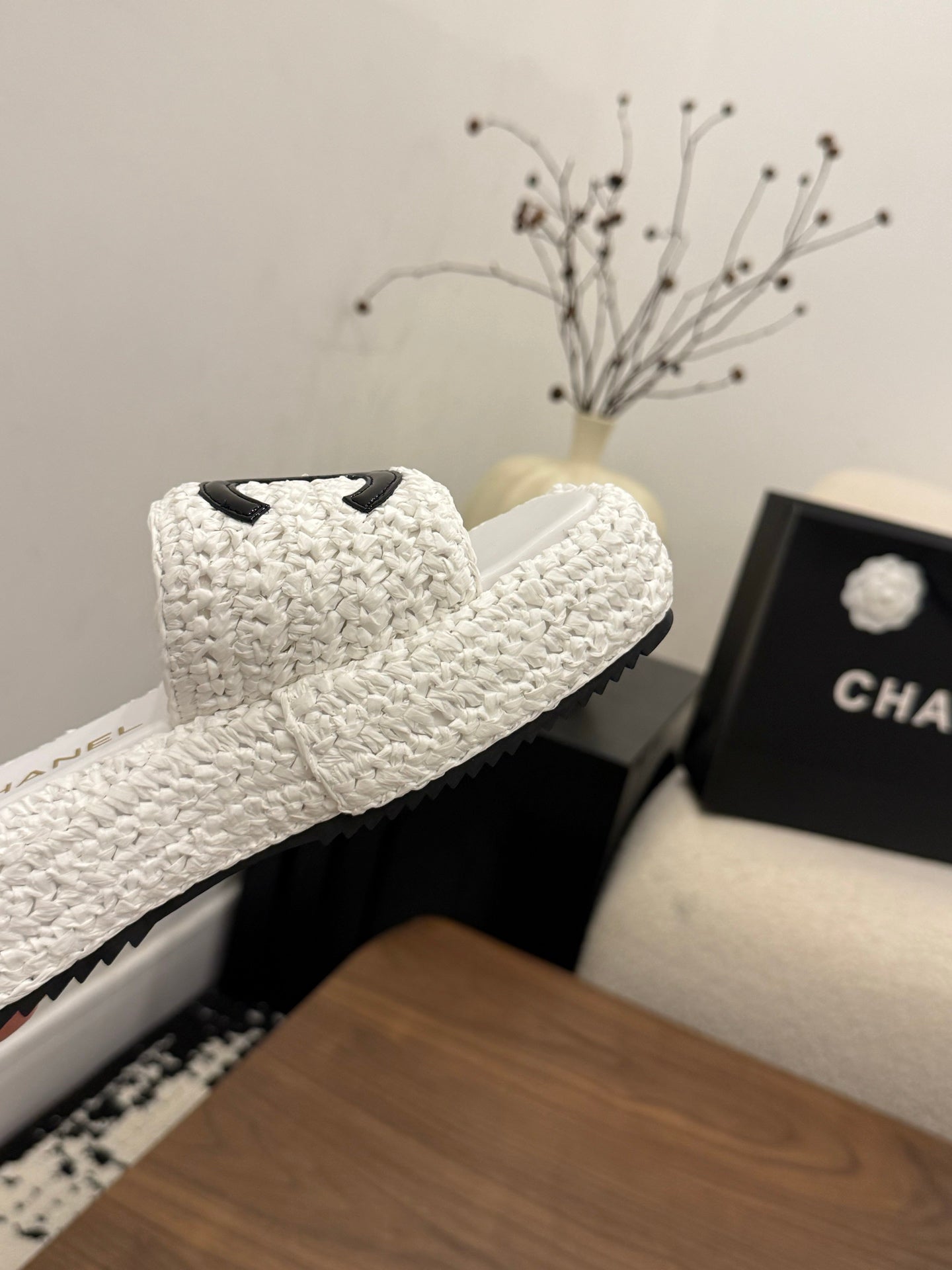 CHANEL 26S PLATFORM SLIDES 40 MM IN WHITE WOVEN RAFFIA