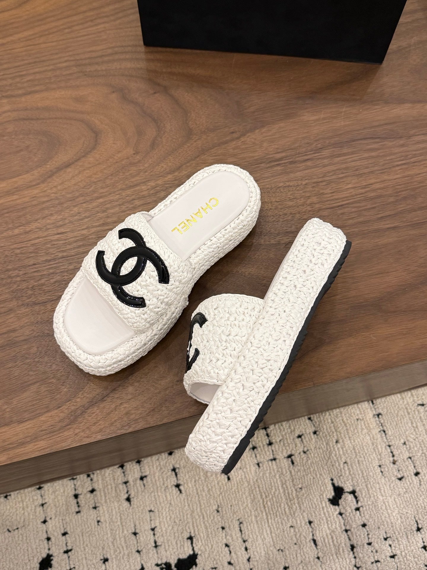 CHANEL 26S PLATFORM SLIDES 40 MM IN WHITE WOVEN RAFFIA