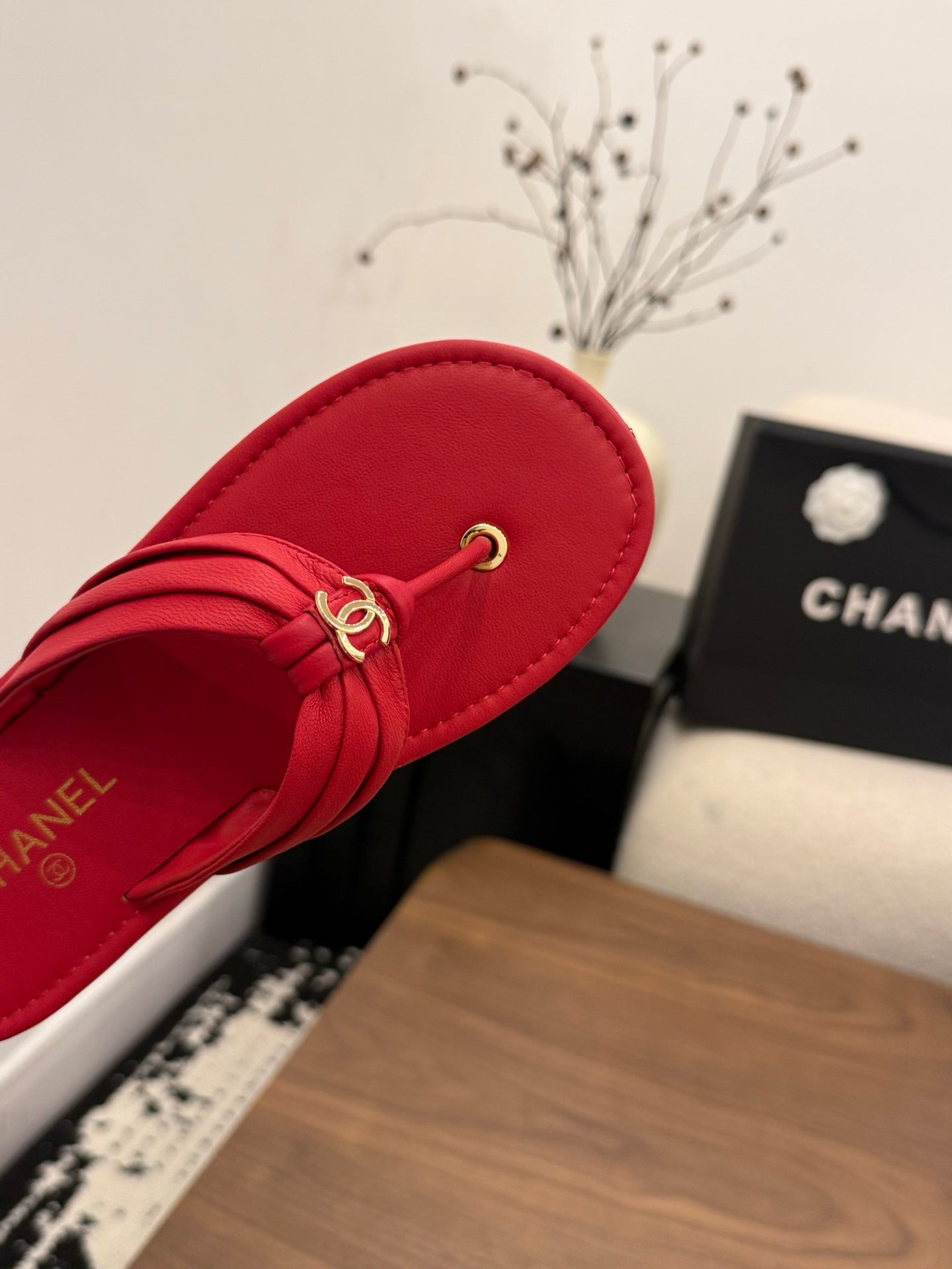 CHANEL 26S THONG SANDALS IN RED CALFSKIN WITH CC LOGO