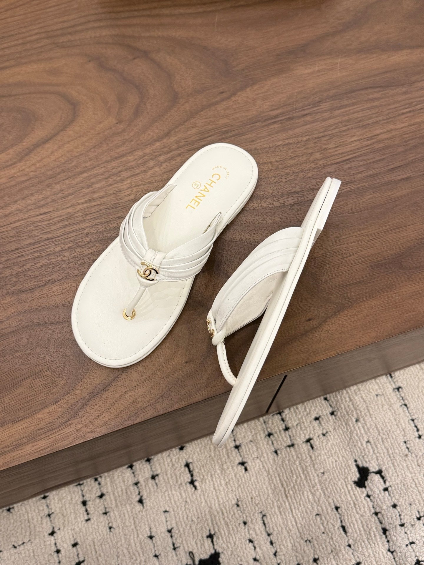 CHANEL 26S THONG SANDALS IN WHITE CALFSKIN WITH CC LOGO