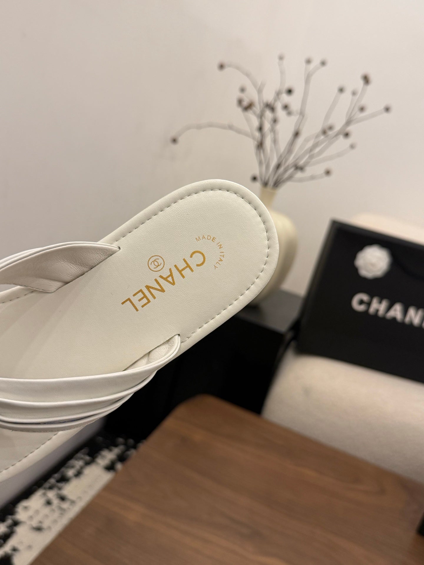 CHANEL 26S THONG SANDALS IN WHITE CALFSKIN WITH CC LOGO